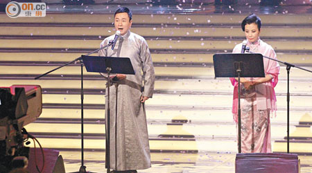 黎耀祥有幸與阿姐在台上對唱。