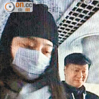 冰冰（圖）被拍得與父抵達山東煙台，有指李晨與她前後腳現身機場。