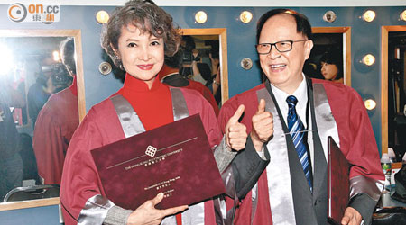 第二次獲頒院士榮銜的鍾景輝表示最近少見蕭芳芳，希望再次與她合作。