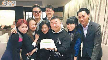 王嘉恩與太太同為一月壽星，一班好友開P慶祝。