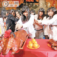 在開騷前，HKT48先來切燒豬拜神。