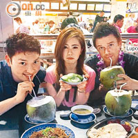 G.E.M.（中）昨在微博上載在吉隆坡開餐照。