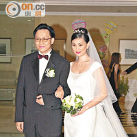 王馨平自2001年下嫁李姓丈夫Stephen，即使相隔十年看演唱會依舊恩愛非常。