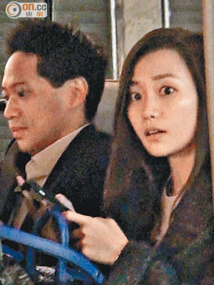 楊愛瑾與郭永淳在小巴上自顧玩手機，之後發現記者表現愕然。