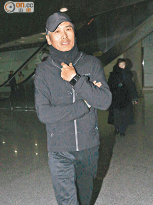 周潤發昨晚抵達北京時笑面迎人。