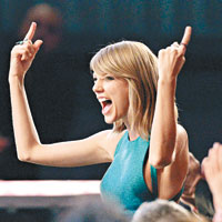 Taylor在台下興奮手舞足蹈。（法新法圖片）