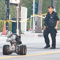 警方派出拆彈機械人到場搜索。