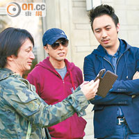 甄子丹與SINOMAX市場推廣總監林仕超（右）及導演谷垣健治（左）商討拍攝廣告的事宜。