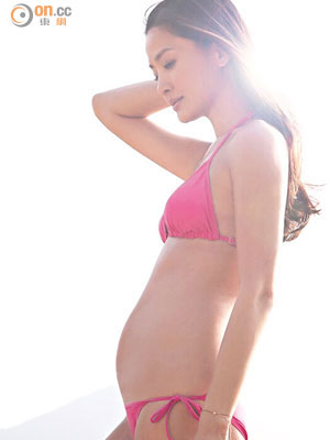 腹部微隆的周汶錡穿上紅色比堅尼公布懷孕喜訊！