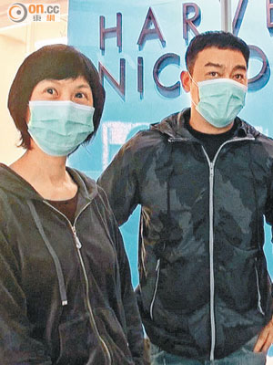 劉青雲和郭藹明戴口罩陪家人看醫生。