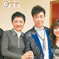 葉振棠在後台與露雲娜夫婦（右一、二）、葉麗儀（左二）、陸寶合照。