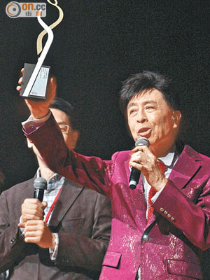 葉振棠實至名歸，高舉「IFPI十大銷量廣東唱片獎」。