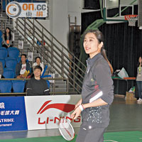 羽毛球前世界冠軍王琳與歌手們切磋球技。