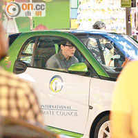 吳彥祖駕電動私家車在街頭飛馳。 