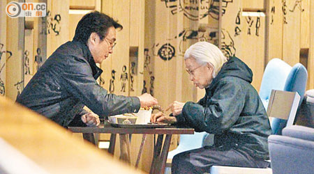劉松仁與母親開餐，食薯條亦表現貼心。