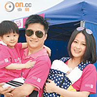 陳倩揚與丈夫分別抱着兩個兒子出席。