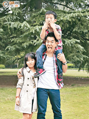 任賢齊平日是大忙人，與子女一起拍廣告乘機聚天倫。