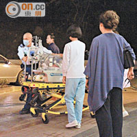 Andy與剛出世在氧氣箱的B女登上救護車轉院。