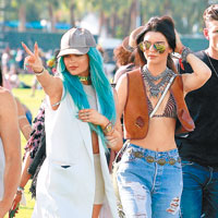 Kendall（右）帶妹妹Kylie出席音樂節。（東方IC圖片）