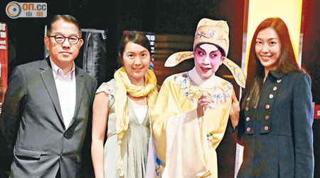 丘亞葵及兩位花旦李沛妍（左二）與鄭雅琪入場欣賞《任藝笙輝念濃情》。