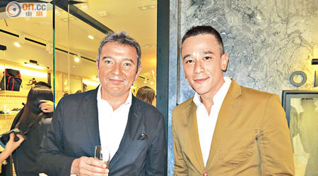 吳嘉龍（右）在活動上向法國攝影師取經。