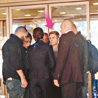 Justin（箭嘴示）於酒店外被圍，即惹警方扣留他的疑雲。（東方IC圖片）