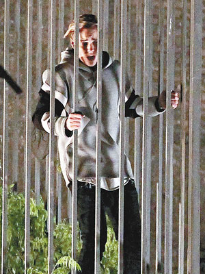 身孭通緝令Justin被拍下困於鐵籠想逃脫的場面，未知算攞景定贈興。（東方IC圖片）