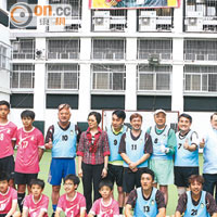 陳百祥與校友出席「明星/球星/舊生校友友誼足球賽」，慶祝母校校慶。