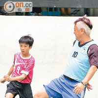 陳百祥跟學弟切磋球技。