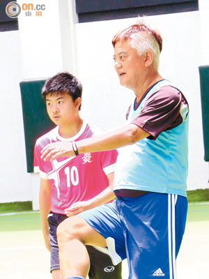 陳百祥返回母校踢友誼足球賽，自稱為學校奪獎無數。