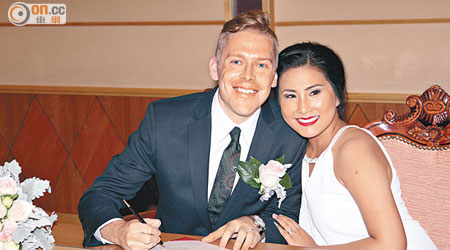 Mark與拍拖三年的女友田淑嫻昨日正式簽紙成婚。