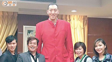 譚詠麟與身高達2米35的籃球員孫明明合照。