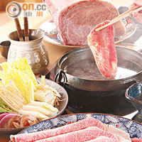 日本A5鹿兒島和牛Sukiyaki $870<br>壽喜燒的醬汁會加入和牛的油脂、牛筋和牛肉連同豉油熬足3至4小時至入味，將一片油花均勻的A5和牛肉眼片輕輕一灼，再蘸蛋汁吃，滿口油香。