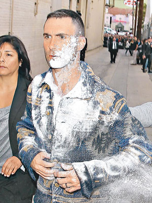 黑面爆粗<BR>Maroon 5主音Adam到電台準備錄音突然遇襲，被撒麵粉半身變白。（東方IC圖片）