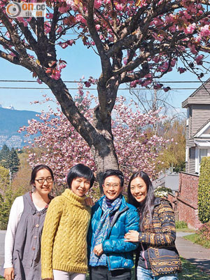 左起：李沛妍、文華、阿刨及鄭雅琪在櫻花樹下合照，各人盡展燦爛笑容。