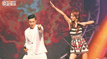 劉浩龍與薛凱琪在台上勁歌熱舞，炒熱氣氛。