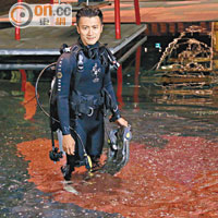 霆鋒是全球首位潛入水池內的藝人。
