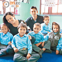 夫婦倆數年前於尼泊爾建學校，為一班學童提供理想學習環境。
