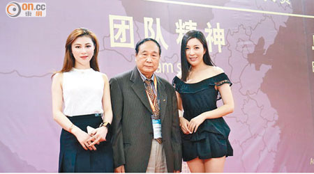 （右起）筱靖陪爺爺到上海出席頒獎禮，師妹王錦睿同行。