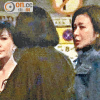 劉嘉玲和關之琳在街頭密斟，似商討下站往哪裏。