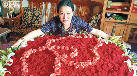 楊小娟獲老公呂良偉越洋送上千支玫瑰。