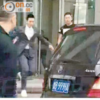 曉明與Baby昨日被拍得於青島市南民政局領證後離開。