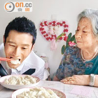 曉明有意於老家青島辦婚宴，讓86歲的外婆見證喜事。