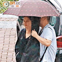 陳康健全程為「娘娘」衞蘭擔遮，大獻殷勤。