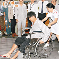 龔慈恩推着扮坐輪椅的洪天明。