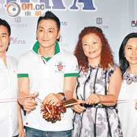 何家勁（左二）、歐瑞偉（左）與老闆娘曹林青（右二）齊出席新店開張活動。