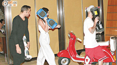 Justin與kendall用電動滑板遮面返回酒店。