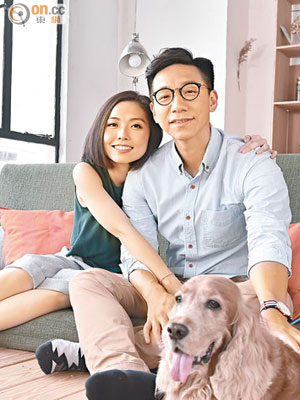 柳俊江跟太太雷康怡養有愛犬，時刻為寵物獻出關懷與愛。