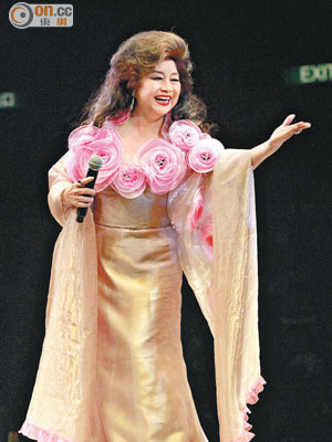 徐小鳳演唱《婚紗背後》期間大派飛吻外，亦向示愛的年輕粉絲派檸檬！