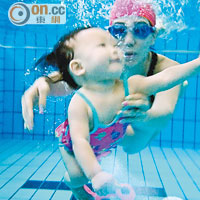 吳辰君與女兒暢泳。